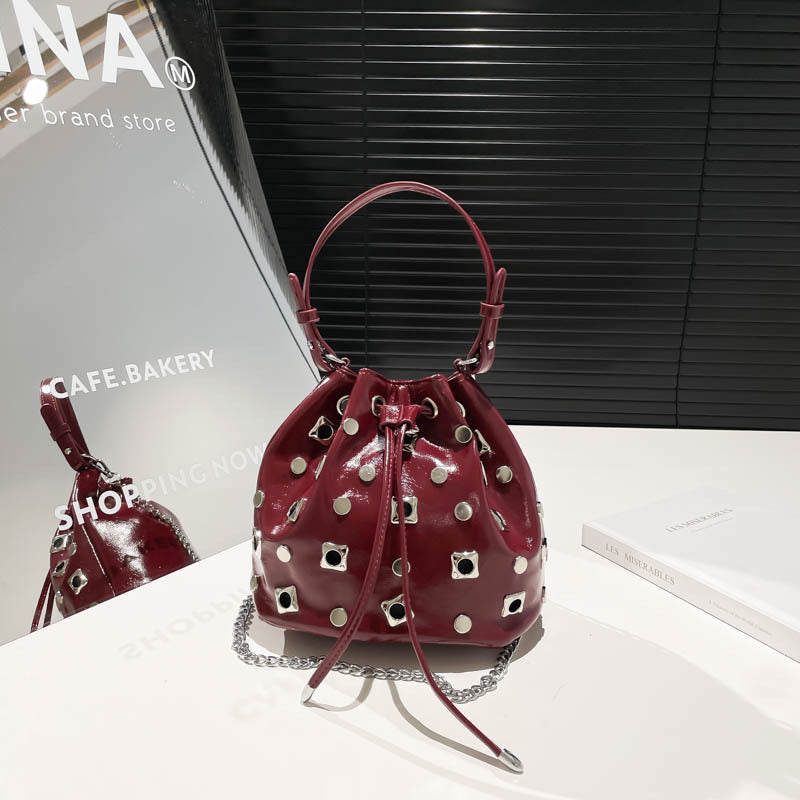 Cross-border super fire niche bucket bag women's 2025 new European and American punk style rivet portable shoulder bag messenger bag