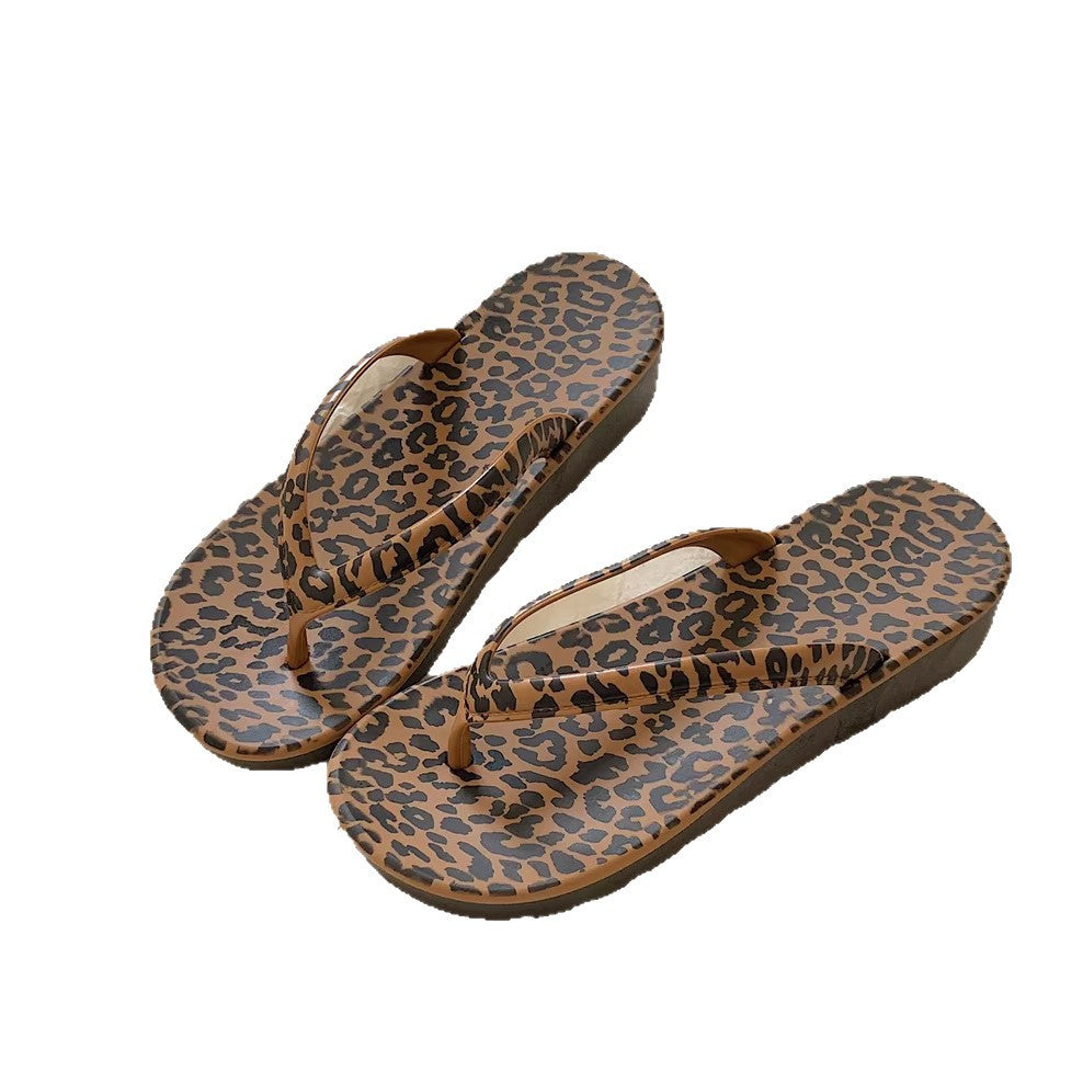 Trendy leopard print flip-flops for women, summer outdoor wear, 2026 new wedge heel platform non-slip beach sandals