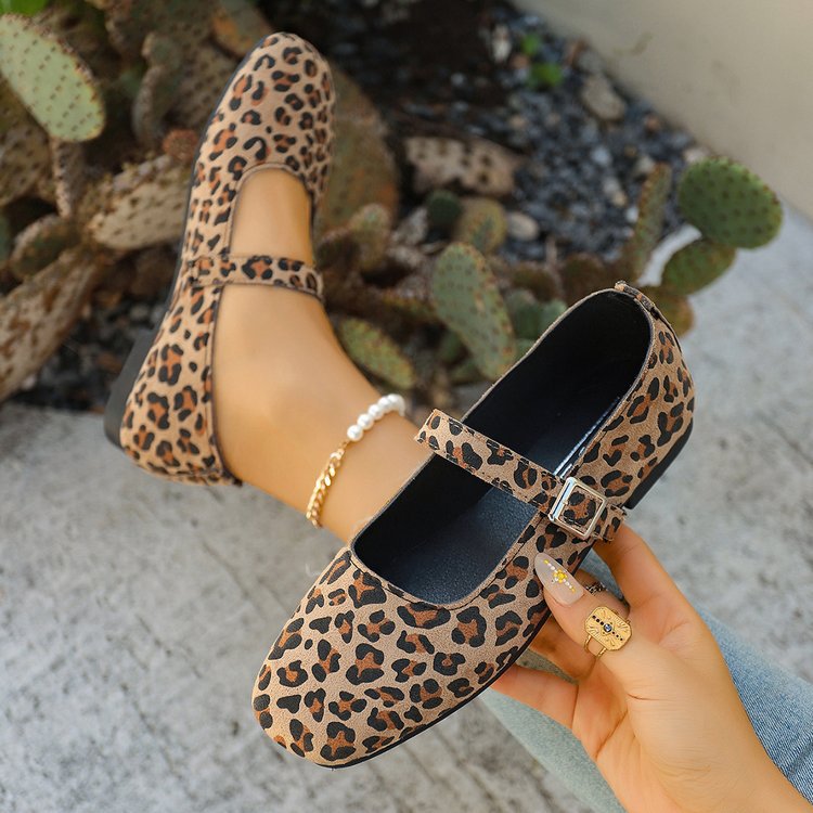 spring/summer new arrivals: plus-size women's flat shoes for cross-border e-commerce. sizes 35-42 available. wholesale options available. dropshipping to  and