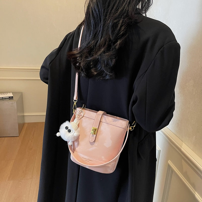 Simple casual hand bucket bag 2025 spring new Korean version trendy shoulder bag premium messenger bag