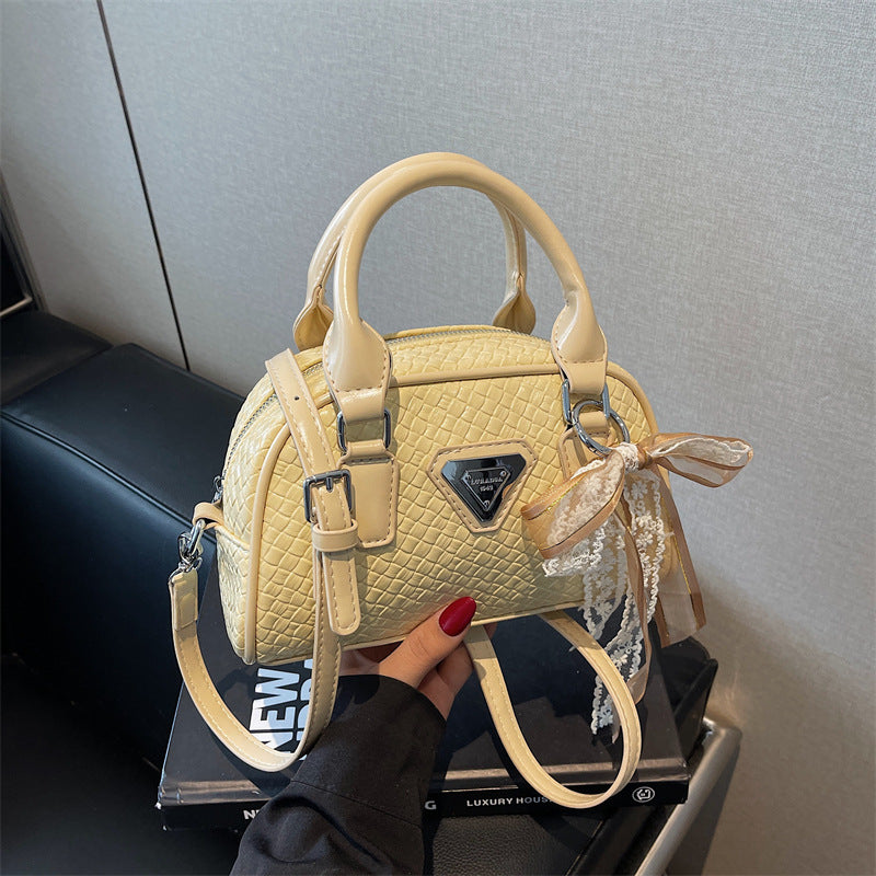 Retro small bag women 2025 new popular versatile messenger bag super fire portable bowling bag fashion shoulder bag