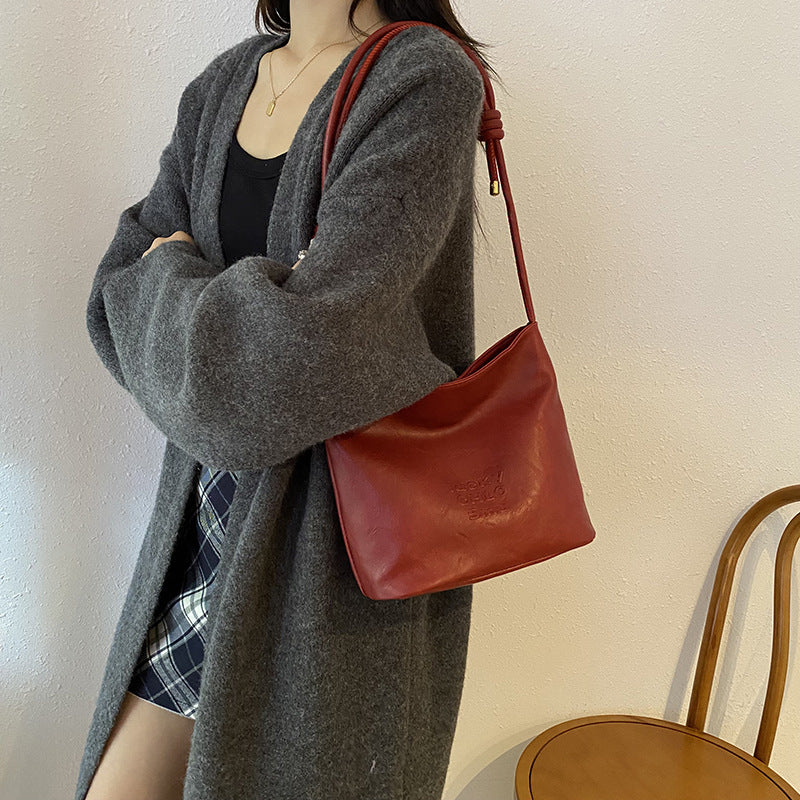 Retro fashion bucket bag women's 2025 new autumn commuting versatile shoulder bag niche high-end women's bag