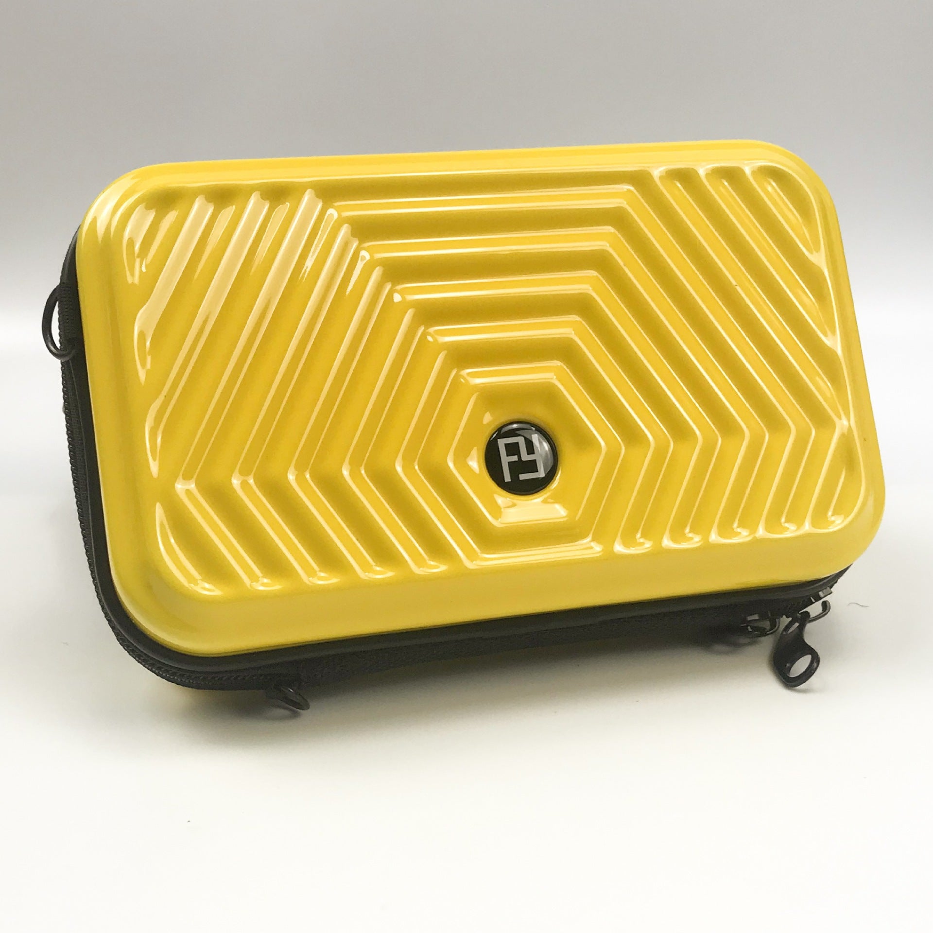 Manufacturers customize a variety of multi-color makeup bags, textured corporate gifts, portable anti-wash bags, and large-capacity travel storage boxes.