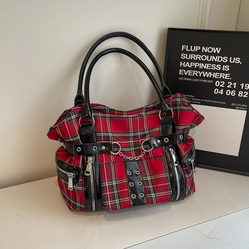 Cross-border dark heavy industry rivet tote bag niche design large capacity lattice shoulder messenger bag trend locomotive bag