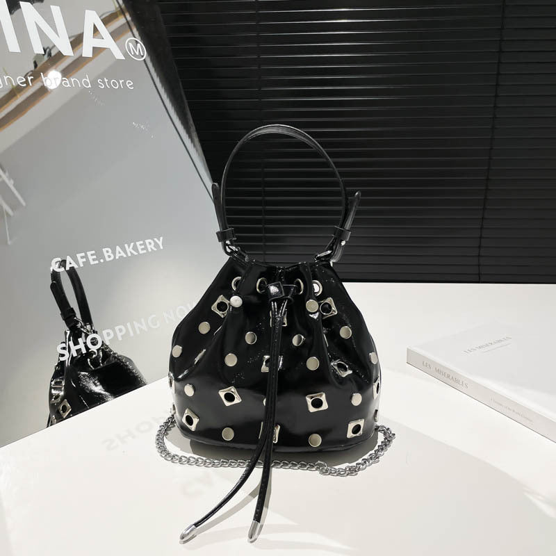 Cross-border super fire niche bucket bag women's 2025 new European and American punk style rivet portable shoulder bag messenger bag