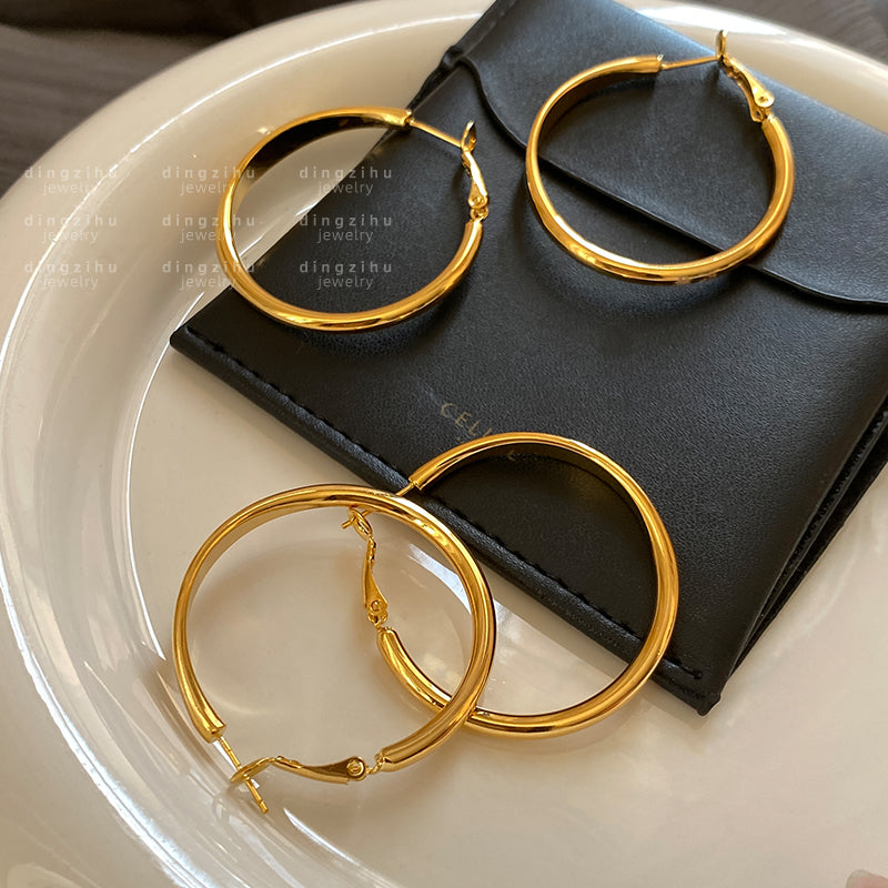 High-end gold hoop earrings for women, vintage, upscale, elegant, european and american style, bold and statement-making, metal earrings