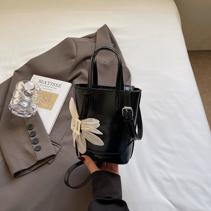 Cross-border exquisite flower mobile phone bag 2025 new women's summer trend popular bucket bag premium texture messenger bag