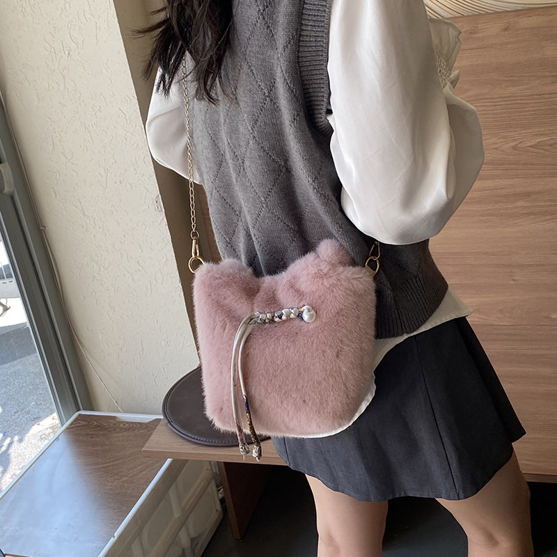Retro baguette messenger bag women's 2025 autumn and winter new textured commuting versatile hair bag shoulder armpit bag