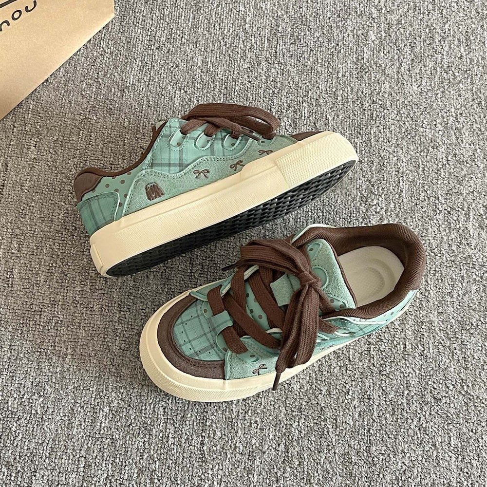 Women's white sneakers: new 2025 autumn collection - versatile platform sneakers for students, perfect with skirts, unique design, thick sole, athletic & casual style