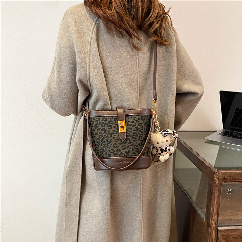 Fashion leopard print bag large capacity women's 2025 new autumn and winter popular foreign style messenger bag fashion portable bucket bag