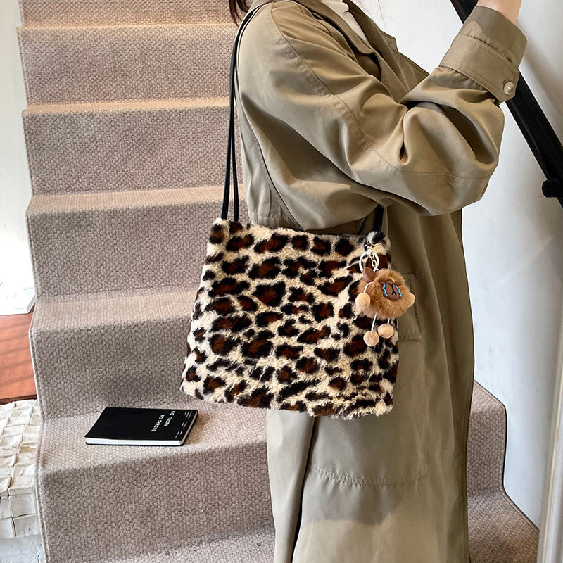 Simple and large-capacity bag 2025 new trendy and fashionable leopard print plush tote bag atmospheric fluff shoulder three-purpose bag