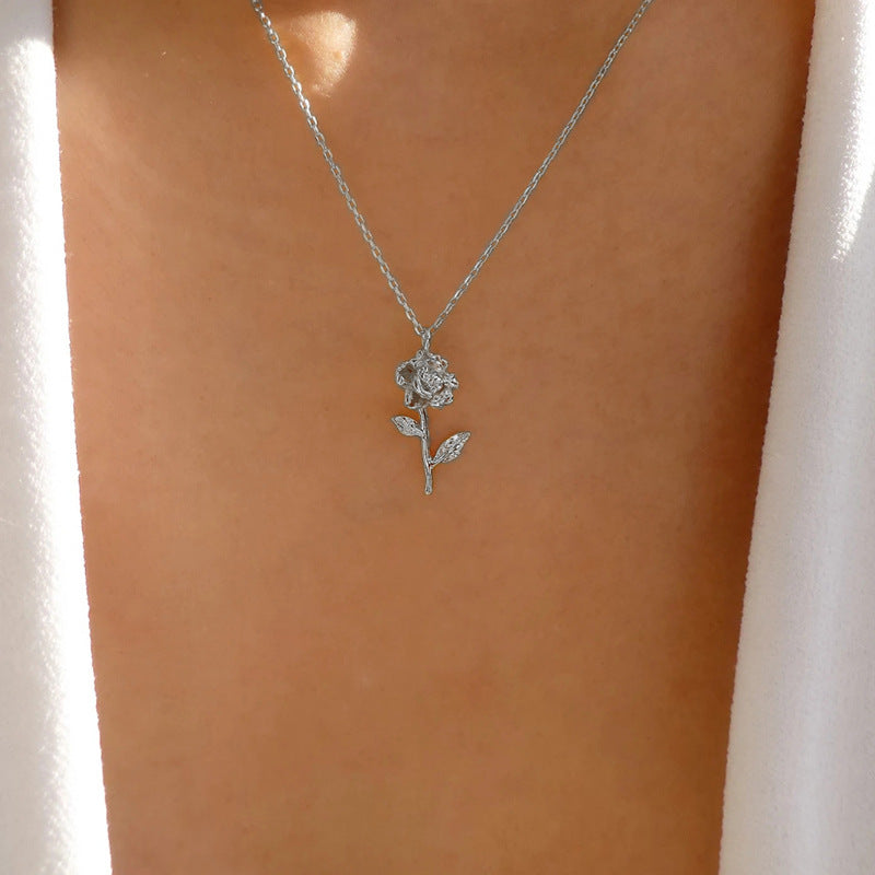 Wholesale flower necklaces, cross-border new alloy niche high-end jewelry, versatile rose pendant collarbone chain for women