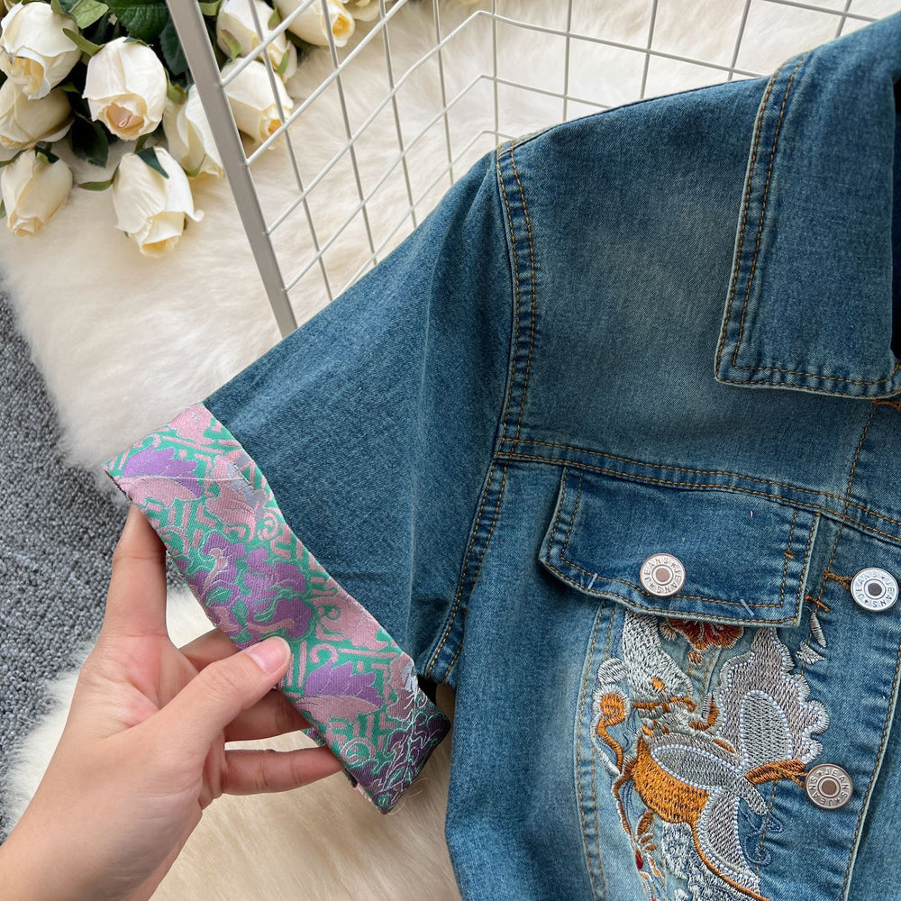 High-end women's summer dress, new arrival. features intricate embroidery, a figure-flattering cinched waist, and a sophisticated, slimming design. short-sleeved, denim, midi-length