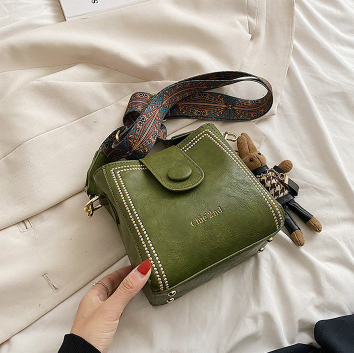 Cross-border wide shoulder strap messenger bag bucket bag 2025 new versatile shoulder bag high-end explosion niche bag women