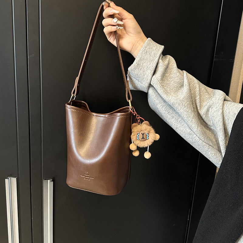 Autumn fashion retro portable bucket bag, high-end sense versatile casual shoulder bag, simple texture messenger bag wholesale