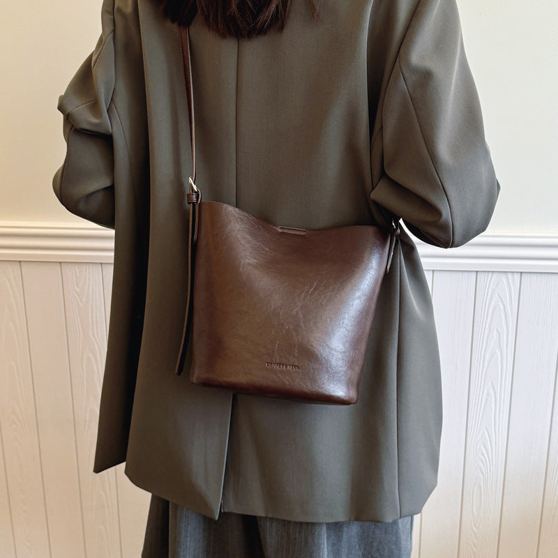 Retro niche design bag women's 2024 new simple messenger bag high-end fashion shoulder bucket bag