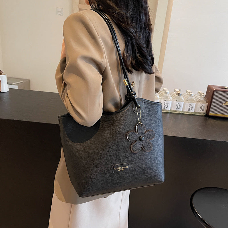 Hand carry versatile bucket bag women's bag 2025 new fashion texture shoulder bag casual foreign style messenger bag
