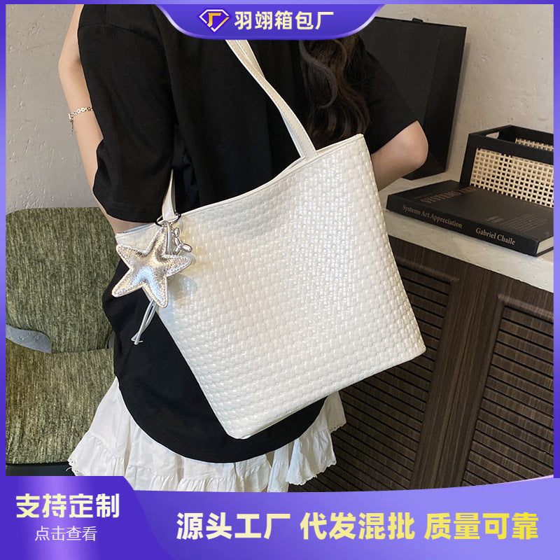 Cross-border popular bags this year, women's large-capacity 2025 new summer versatile casual shoulder messenger bag bucket bag