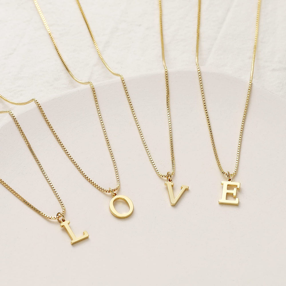 Trendy european and american style: exquisite fashion 26-letter alphabet necklace, personalized pendant necklace, 18k gold plated copper