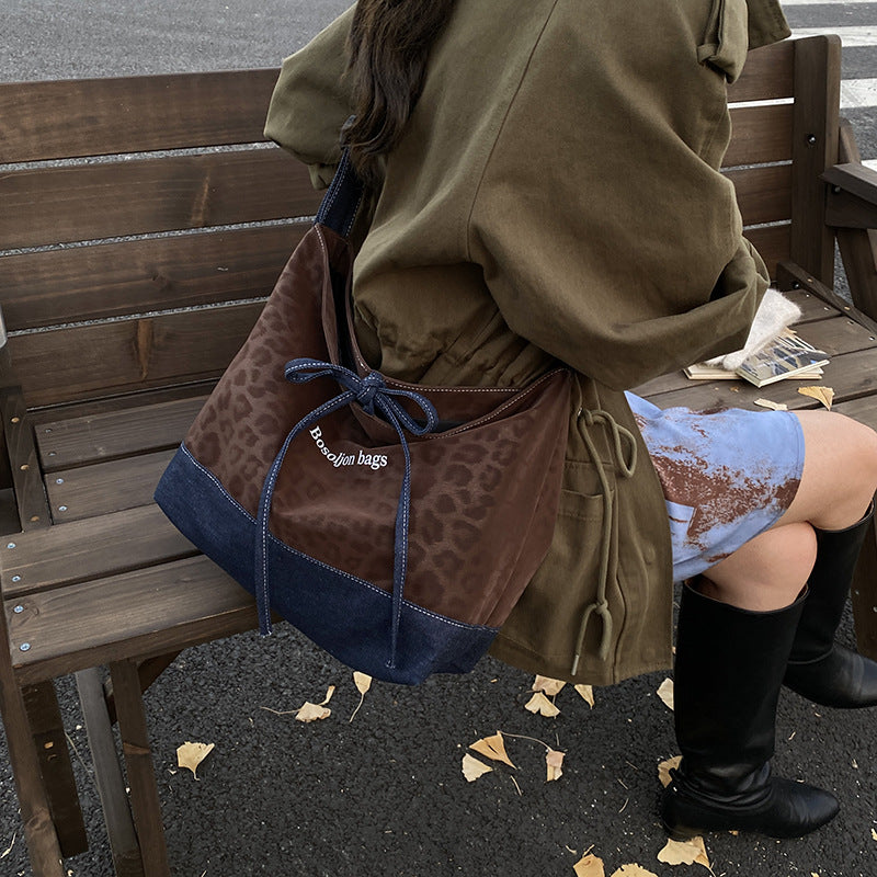 2025 new autumn/winter fashion commuter shoulder bag, popular leopard print crossbody bag, versatile tote bag, high-value design