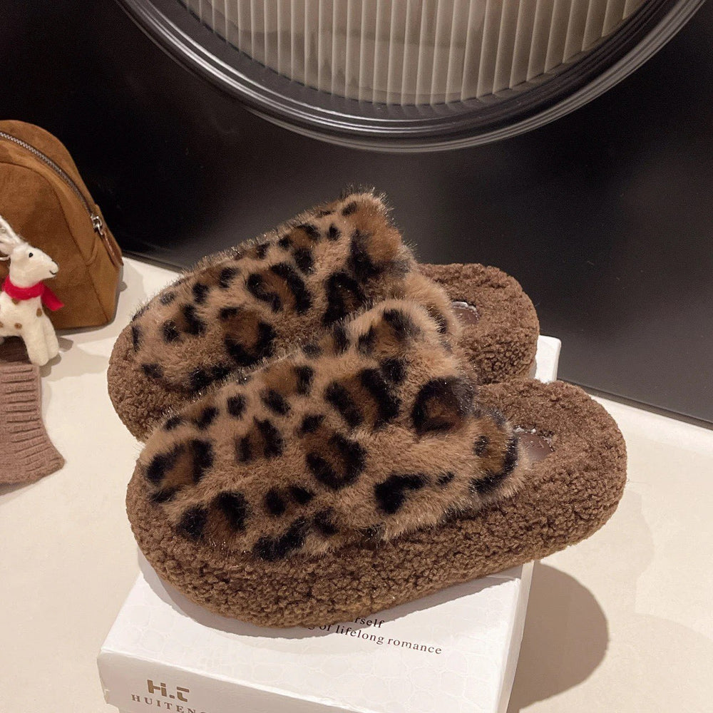 Lambswool thick-soled fuzzy slippers for women, autumn/winter outerwear, 2025 new style, leopard print closed-toe fleece-lined cotton slippers (pairs well with skirts)