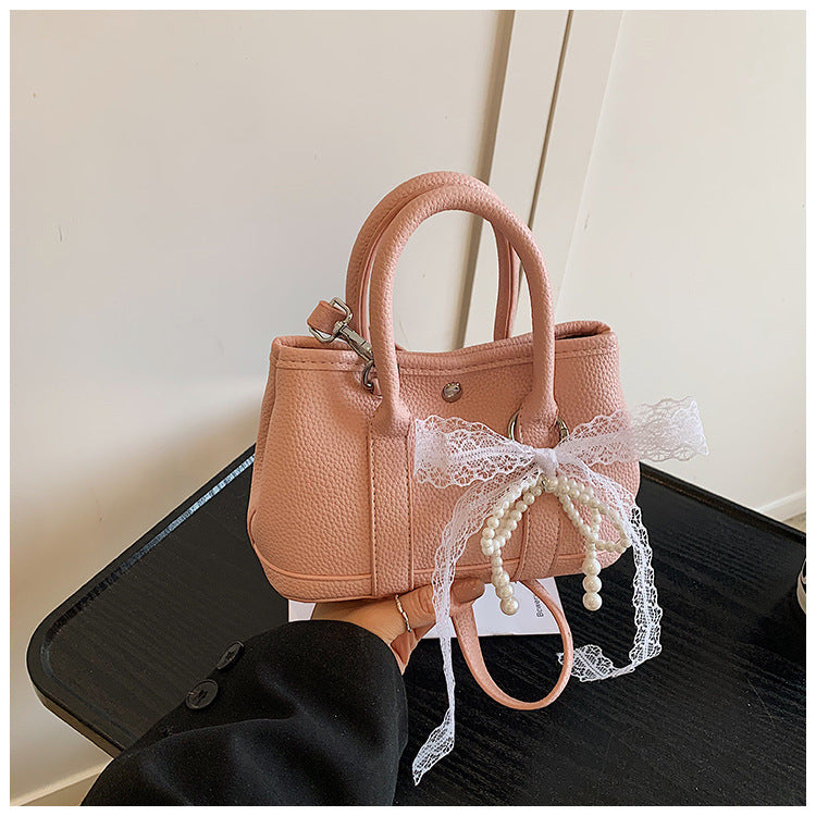 Fashion handbags are popular this year, casual commuting messenger bags, new Korean version of foreign style versatile travel shoulder bags