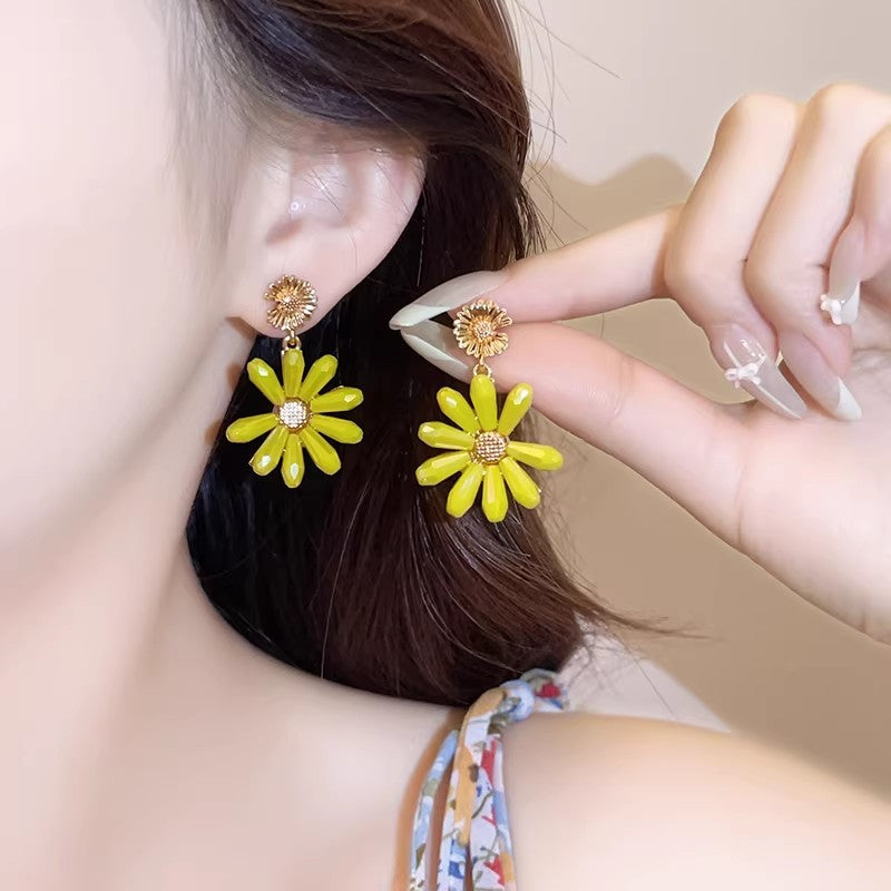 Dopamine chic yellow earrings - vintage daisy flower studs - vacation vibe - luxury & high-end dangle earrings