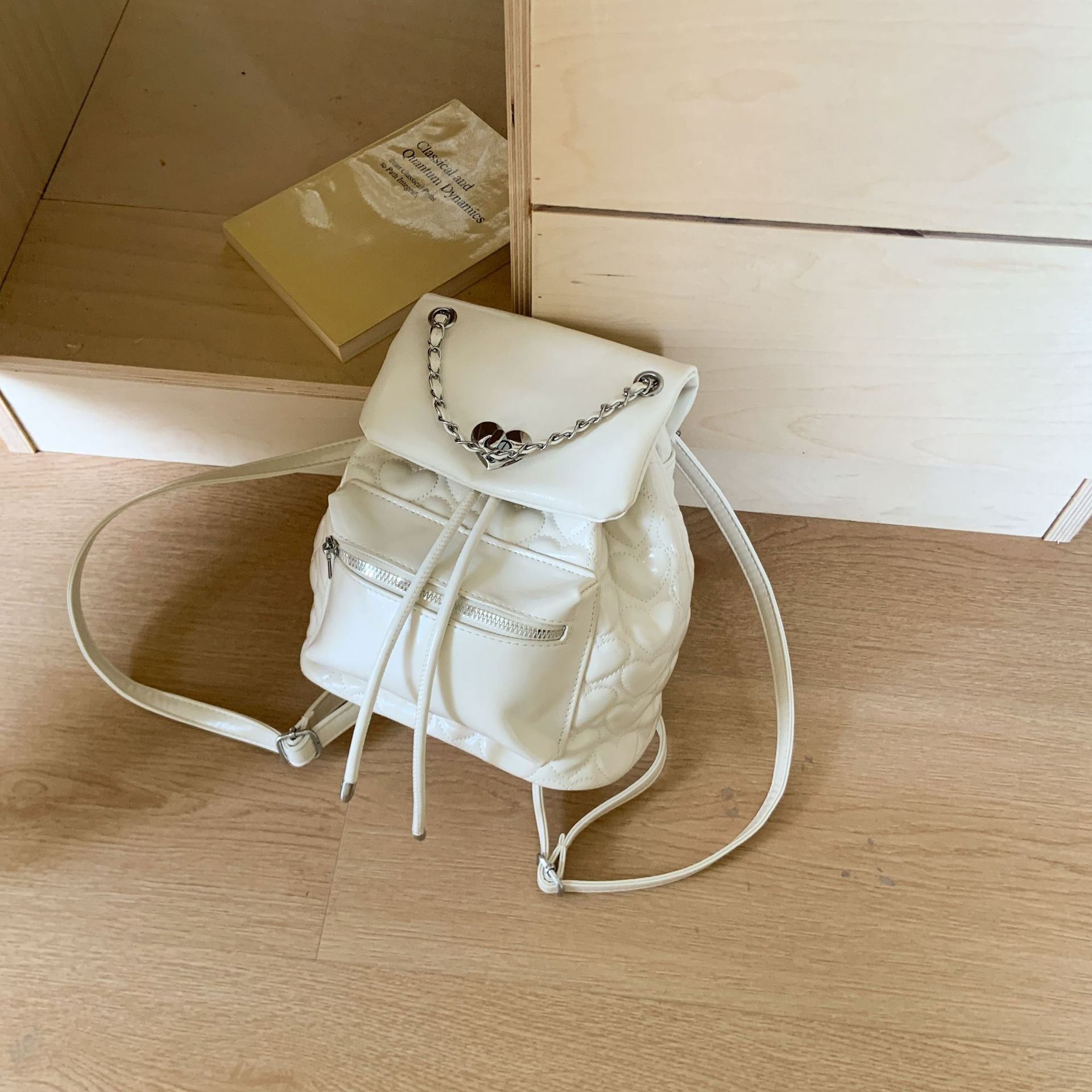 Niche texture backpack bag women's 2025 new student commuter backpack fashionable versatile ins fashionable bucket bag