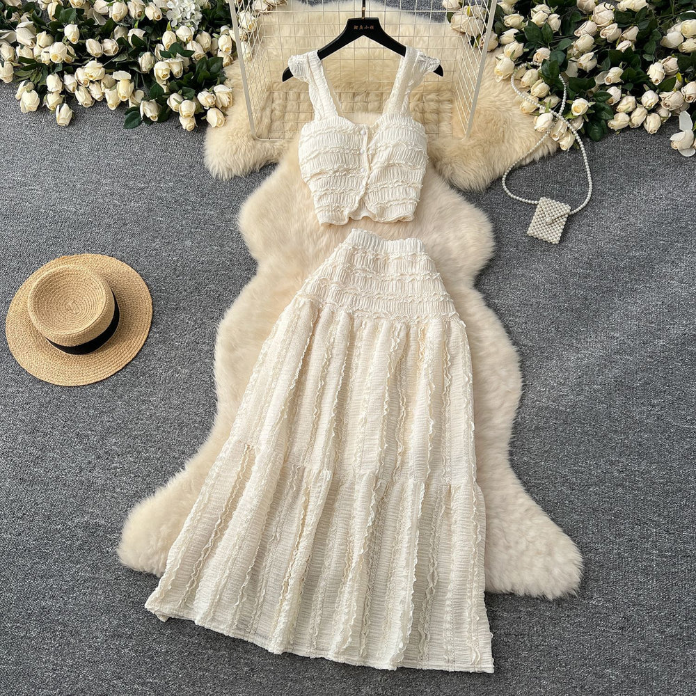 Age-reducing fresh spring and summer holiday style short small flying sleeve suspender tops + high waist pleated skirt two-piece set