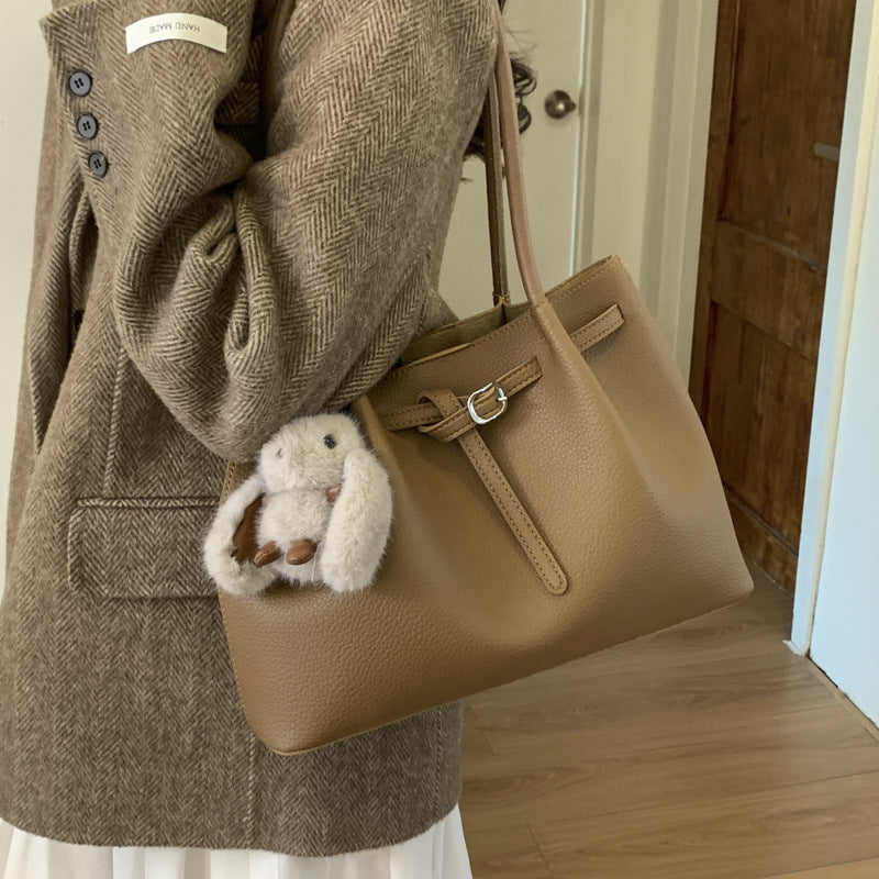 Simple and high-end large-capacity bag for women, new 2025 autumn/winter casual versatile commuter bag, single shoulder mother-and-child bag