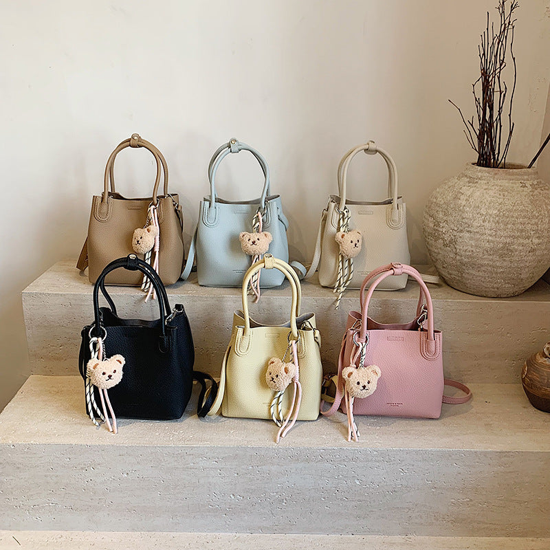 Casual fashion shoulder bag  new high-end simple commuter messenger bag Korean version niche versatile handbag