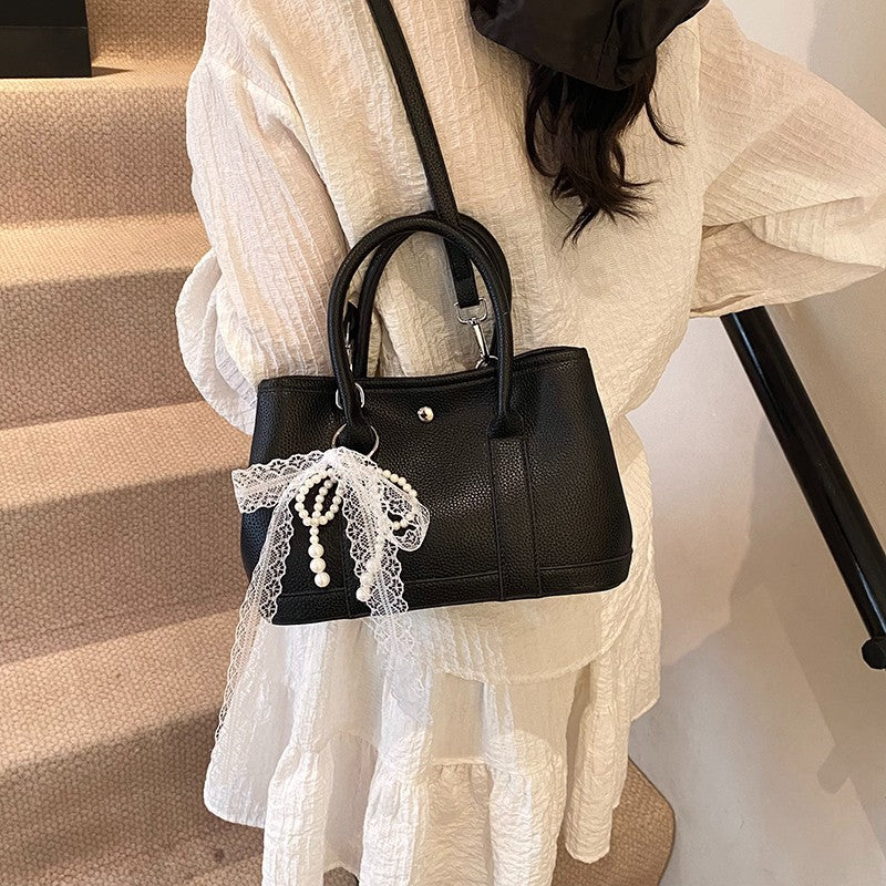 Fashion handbags are popular this year, casual commuting messenger bags, new Korean version of foreign style versatile travel shoulder bags