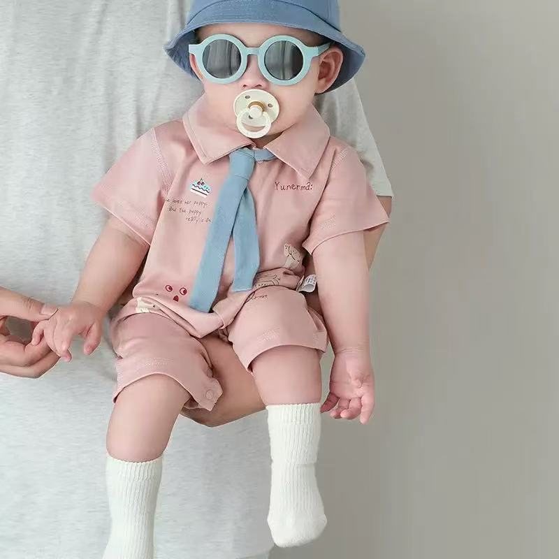 Baby short-sleeve romper: adorable summer outfit for little boys - stylish and trendy for summer strolls and crawling!
