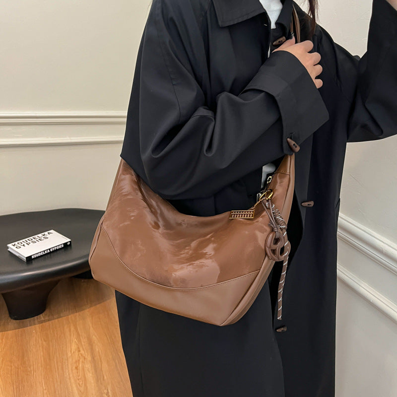 Casual commuter dumpling bag women 2025 new fashion simple large capacity messenger bag bear pendant shoulder bag