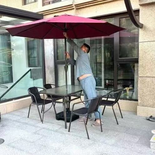 Outdoor table and chair set with umbrella, sunshade, perfect for outdoor cafes, bubble tea shops, and casual outdoor seating. features a wrought iron frame and rattan chairs, ideal for patios and gardens