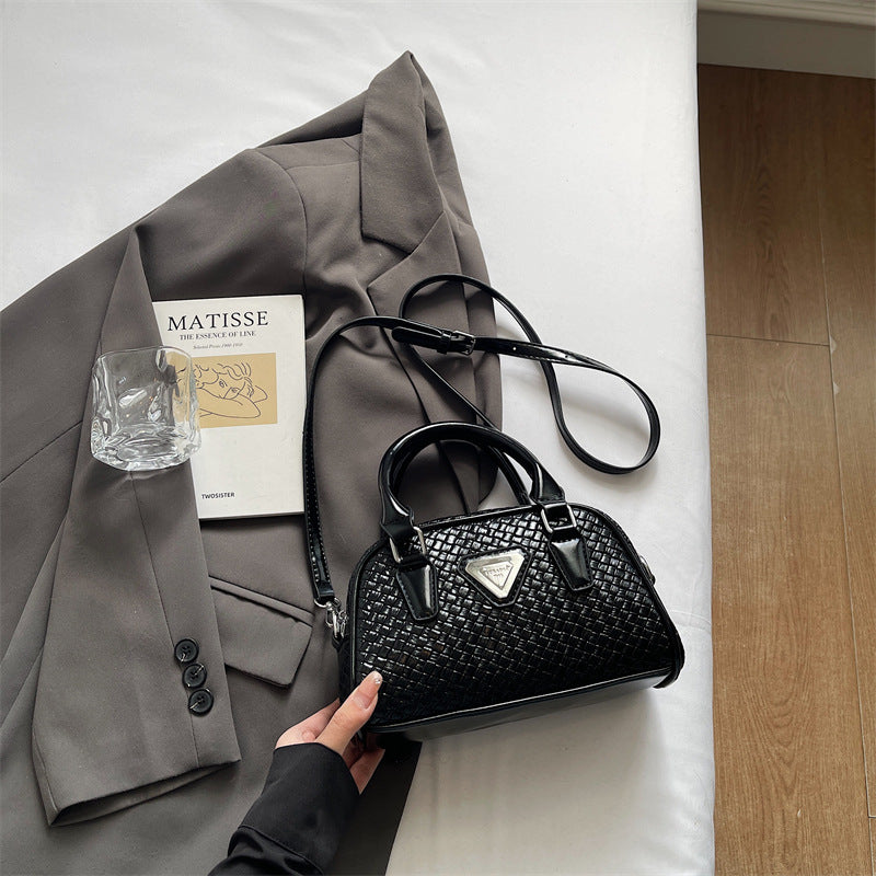 Retro small bag women 2025 new popular versatile messenger bag super fire portable bowling bag fashion shoulder bag