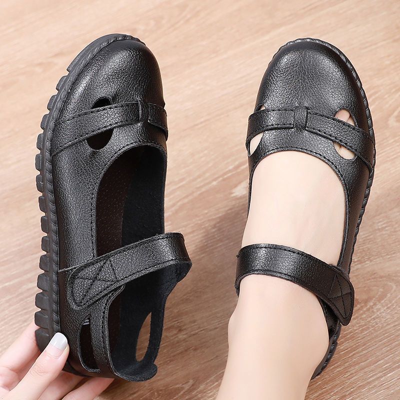 Women's sandals for mothers, 2022 new summer fashion, outdoor wear, flat soft leather anti-slip, sizes 40-50, suitable for middle-aged and elderly women (60s)