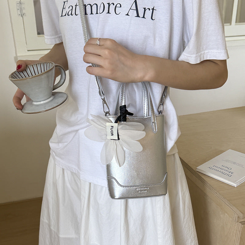 Cross-border high-end niche bag women's 2025 summer new exquisite flower mobile phone bag portable shoulder messenger bag