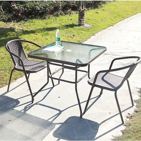 Outdoor table and chair set with umbrella, sunshade, perfect for outdoor cafes, bubble tea shops, and casual outdoor seating. features a wrought iron frame and rattan chairs, ideal for patios and gardens