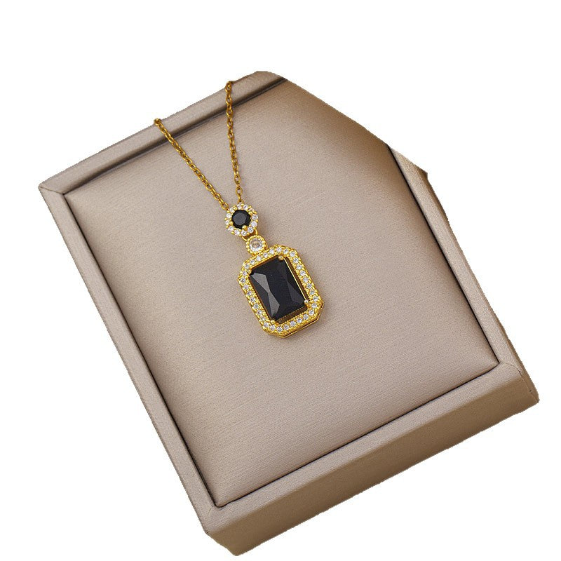 Necklace for women, simple and fashionable, electroplated titanium steel pendant, niche design, accessible luxury, high-end, accessible luxury style, golden clavicle chain