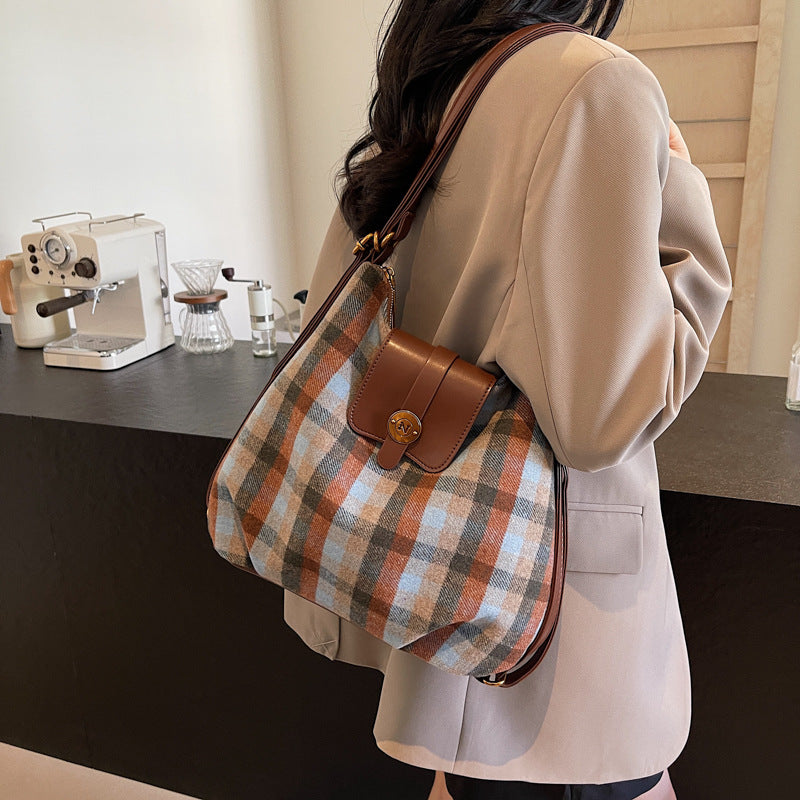 Casual woolen plaid bag women's 2025 new retro niche shoulder bag travel backpack commuter tote bag