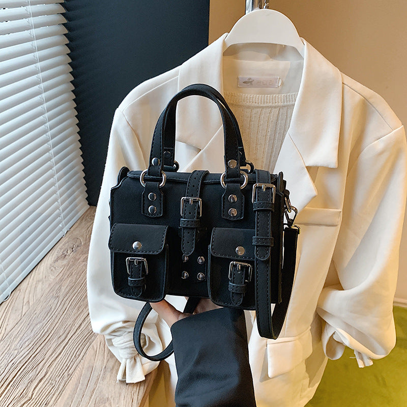 Cross-border high-end hand bag Internet celebrity explosion fashion commuter shoulder messenger bag niche retro bright locomotive bag