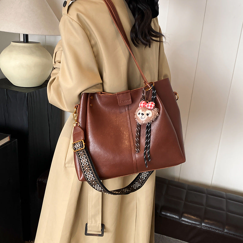 European and American retro large-capacity commuter tote bag 2025 new handbag texture wide shoulder strap messenger bag shoulder bag