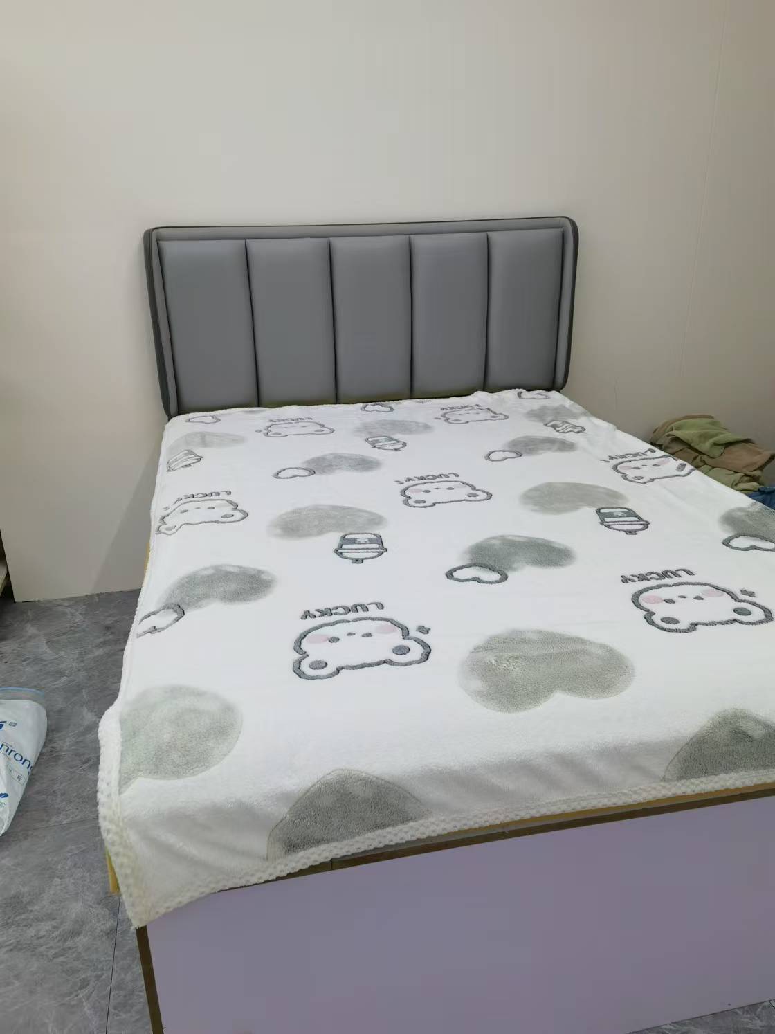 Special clearance milk fleece quilt cover 154 * 208 single piece, the price of picking up leaks is 75 yuan, which will not be refunded or exchanged.