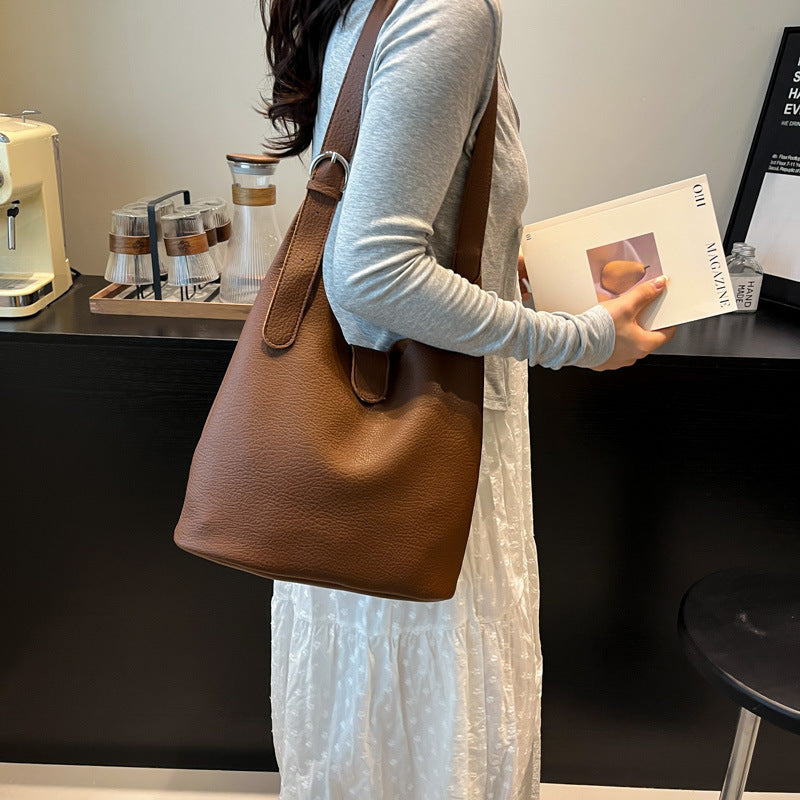 Foreign order large-capacity casual messenger bag women's 2025 summer new fashion simple shoulder bag commuter bucket bag