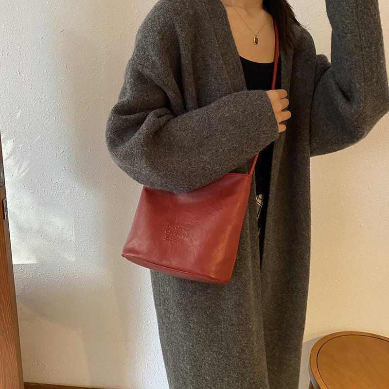 Retro fashion bucket bag women's 2025 new autumn commuting versatile shoulder bag niche high-end women's bag