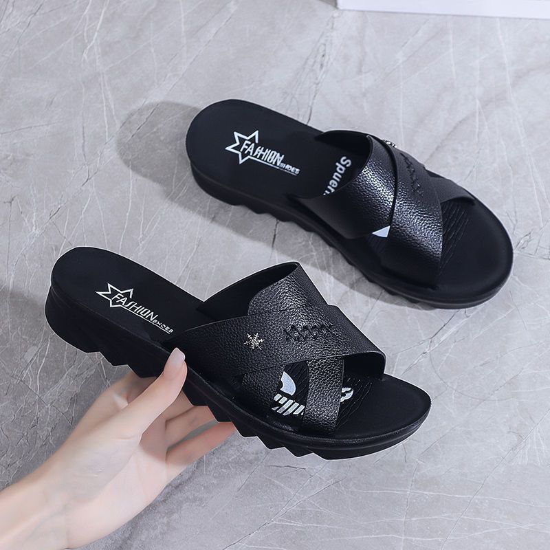 Women's summer sandals for middle-aged and elderly mothers - soft sole, non-slip, soft leather, flat, fashionable slippers for outdoor wear