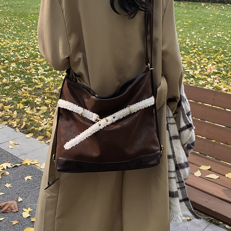 European and American retro large-capacity backpack women's 2025 autumn and winter new fashion casual shoulder bag commuter messenger bag bag