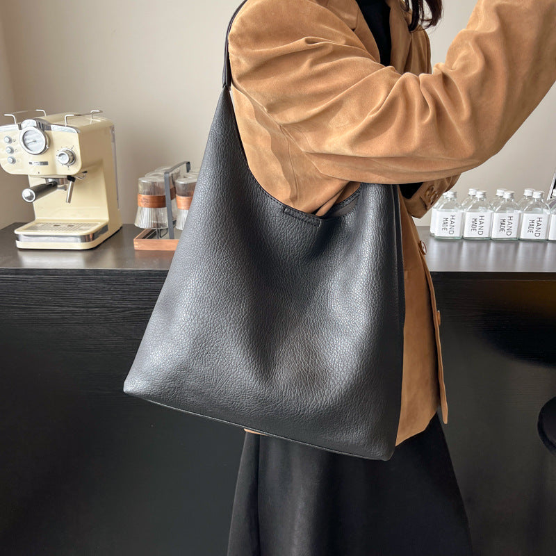 Autumn and winter new commuter tote bag women 2025 retro is a large-capacity shoulder bag simple casual armpit bag