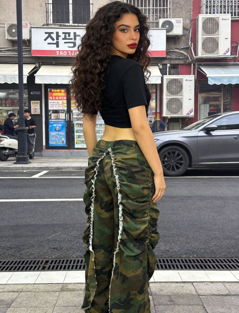 European and american style high-waisted jeans - new women's fashion on : trendy, unique, pleated, distressed, straight-leg jeans